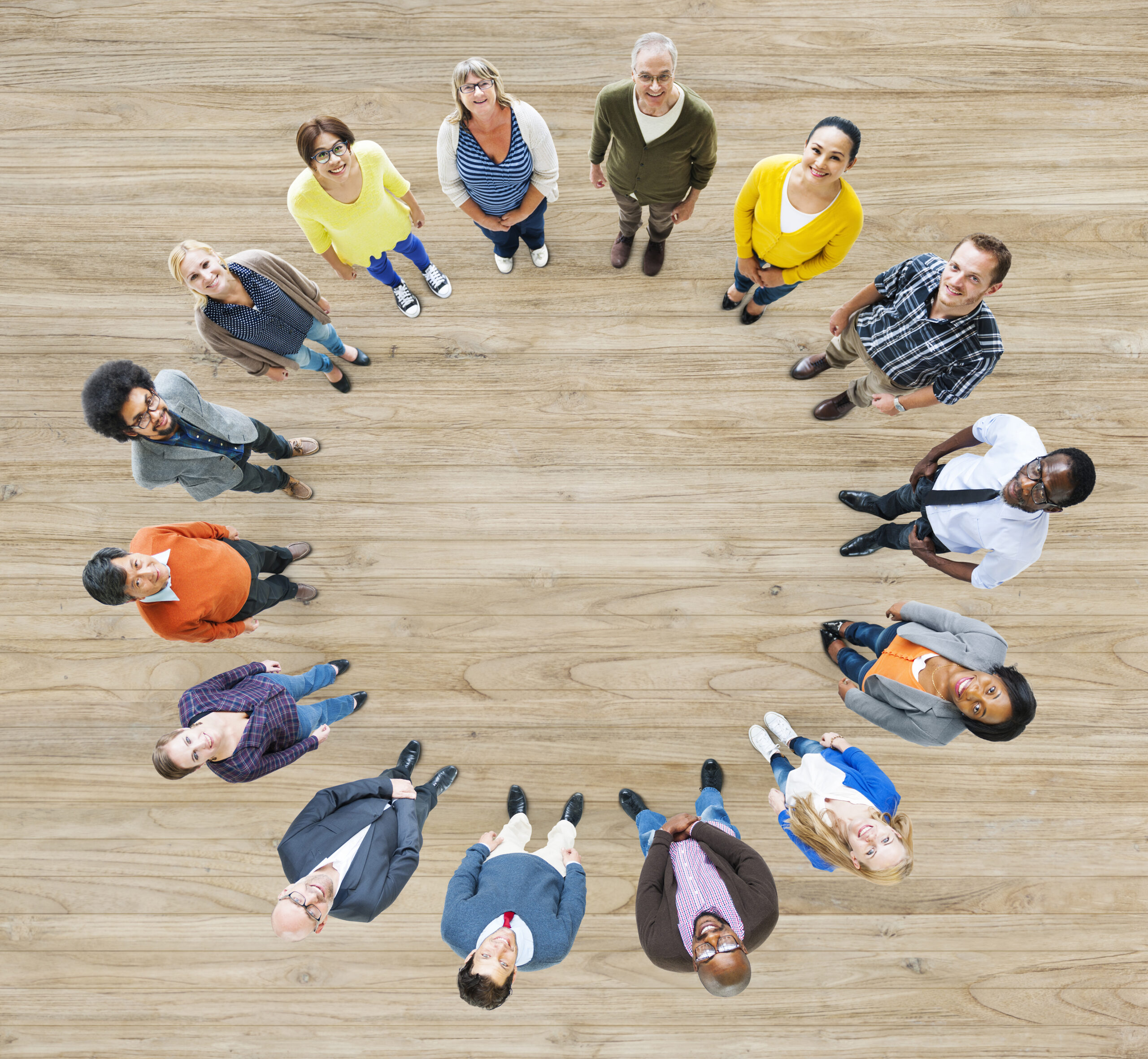 Люди формируют круг. Люди сверху образовали круг. Top view people circle. People in a circle to Color images.